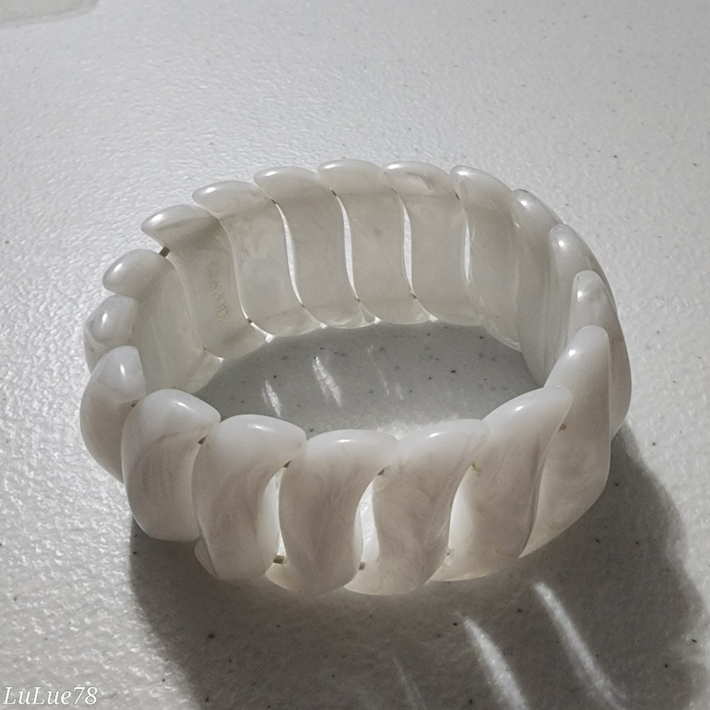 Avon White Stretch Bracelet - Picture 3 of 10